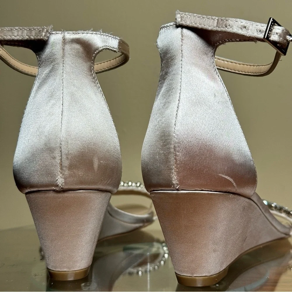 Badgley Mischka Lora Low Wedge Sandal - champagne satin - size 7